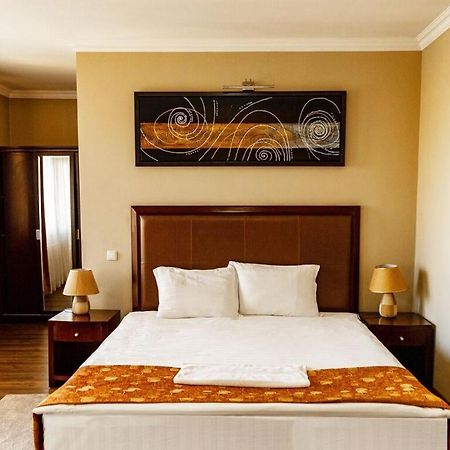 Boutique Hotel Igmas, Prishtina Pristina Kültér fotó