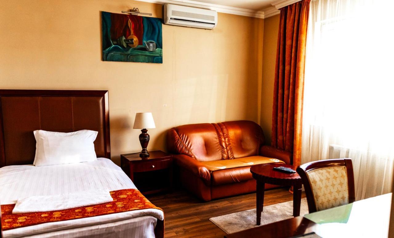 Boutique Hotel Igmas, Prishtina Pristina Kültér fotó