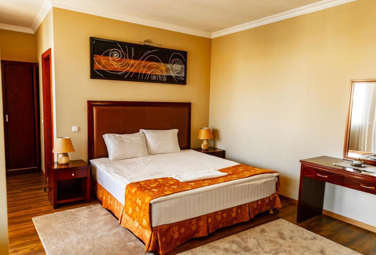 Boutique Hotel Igmas, Prishtina Pristina Kültér fotó