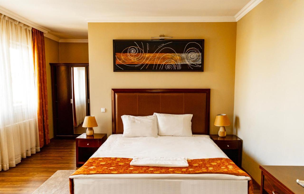 Boutique Hotel Igmas, Prishtina Pristina Kültér fotó