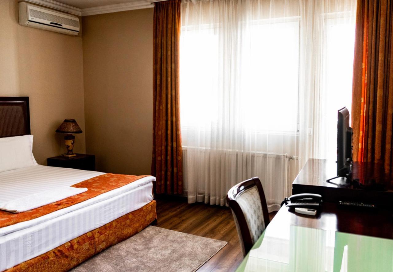 Boutique Hotel Igmas, Prishtina Pristina Kültér fotó