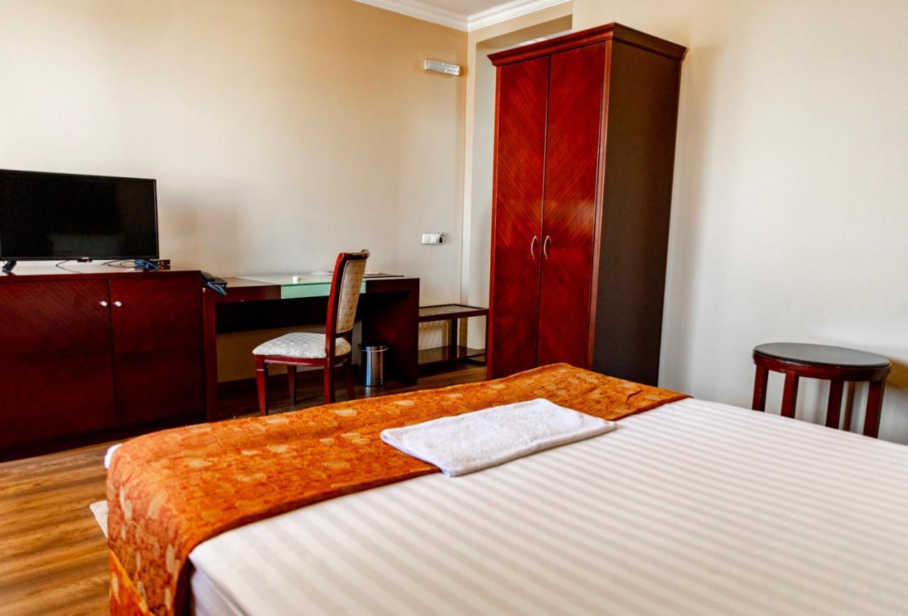 Boutique Hotel Igmas, Prishtina Pristina Kültér fotó